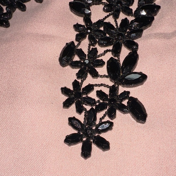 Elegant Black Floral Necklace - Picture 3 of 4